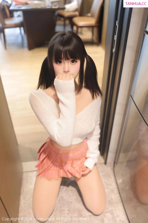   [XiuRen]高清写真图 2024.04.17 No.8404 徐若兮 新人美腿第22张图片
